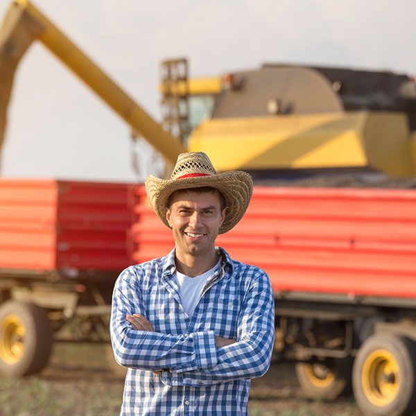 agricultor de brazos cruzados